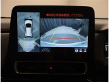バックモニター付き。駐車の際のサポートとなり、必須アイテムのひとつですよね。それでも、バックする際は必ずご自身の目で確認をしてください。パノラミックビューで上から見下ろした視点でも確認できます!