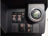 お車のキーはスマートキーです。キーを身につけた状態で車に近づき、ドアロックの解錠や施錠操作が出来ます。雨の日など両手がふさがっている時など、とっても便利ですね。