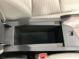 アームレストの中にも収納スペース!運転席周りをすっきり保てます!