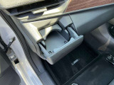 乗車中にホッと一息、ドリンクホルダーもありますよ!ドリンクだけでなく小物類も収納できますよ