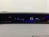 デジタル表示のスピードメーターとタコメーターを大きく配した見やすいメーター部になっています。左側のインフォメーション画面でオドメーターや燃費などの情報を確認できます。