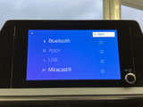 Bluetoothやアプリ、USB、Miracastなどの項目が表示され、利用したい機能を画面上で選びやすい構成です。日常のさまざまな場面で便利にお使いいただけます。