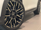 BMW純正アロイホイールはモデルやパッケージに合わせてデザインされています。洗練されたデザインで、足元の個性を引き立てます。