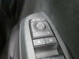 電動格納ミラー! スイッチひとつでミラーを畳めます。