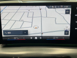 BMWのナビゲーションは操作性も良く、詳細な地図情報と交通状況を見やすく表示し、快適なドライビングをサポートしながら目的地までナビゲートします。