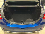 ゆったりとしたトランクルームでございます。たくさんのお荷物の車載が可能でございます。