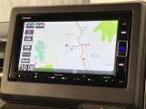 純正ナビを装備。タッチパネル式で使いやすく、お出かけもラクラクです。
