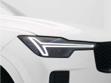 ボルボを象徴する「トールハンマー」デザインのT字型LEDヘッドライト。マトリックスLED技術により、遠くまでしっかりと照らしながら、周囲の状況に合わせてスムーズに配光をコントロールします。