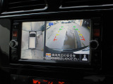 クルマの真上から見ているかのような映像によって、周囲の状況を知ることで、駐車を容易に行うための支援技術です。