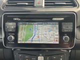 日産純正のメモリーナビ付きです。知らない場所にお出かけの際には非常に活躍します。Bluetoothを搭載しておりますので、運転中でもハンズフリーにて通話を行うことができます。