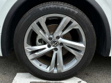 9インチ純正アルミホイール+255/45R19タイヤを装着。
