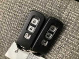 家族やパートナーと個別に持てるため、貸し借りの手間がなくスムーズに乗車できます。また、メインキーを自宅に置いたまま、もう一方をサブとして常に鞄に入れておけるため、持ち出し忘れを防げる点も便利です。