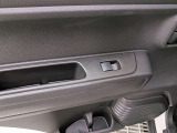 パワーウィンドウのスイッチですよ。運転席に居ながら窓を開け閉めのコントロールできます。