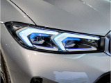 【LEDヘッドライト】先進のLEDテクノロジーを採用。放射される白色光の周波特性は太陽光に近く、バイキセノン・ヘッドライトを上回るコントラストで更に明るく輝きます!