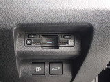 高速道路上に設置されたITSスポットと双方向通信を行うETC2.0ユニットは、ETC機能に加え、安全運転をサポートする交通情報を提供します。