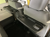 運転席と助手席のシートの裏に収納式のテーブルが装備されています。休憩時のちょっとした小物置きに使えてとっても便利ですね♪