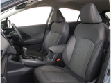 ゆったり座れて、長時間の運転も疲れにくいフロントシート!ホールド性も良く運転に集中できるシートです!!また、電動パワーシートですので着座位置も正確に合わせることが出来ます!!
