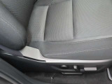 運転席の電動パワーシートとシートメモリーも付いています。