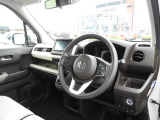 ★運転席周辺★大きなフロントガラスで見晴らしよく運転しやすい設計と、広くてゆとりのある運転席。楽な姿勢で座ることが出来るので長時間の運転でも疲れにくいですし体もぶれにくく工夫されています!