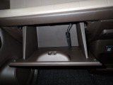 大型のグローBOXが装備されています。よく使うアイテムの収納に便利です、欲しい時にすぐに取り出せます♪