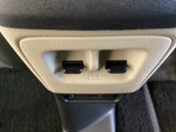パワーウインドウは運転席で全席のドア2枚とも上下の操作ができるようになっています。