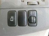 片側電動スライドドアのスイッチ付です。車内からもスイッチひとつで楽にドアの開閉が可能です。電動なので開閉時に力を使う必要がなく、半ドアになることもありません!