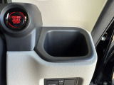 運転席側右手に手の届きやすい位置にドリンクホルダーを装備!