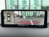 【全方位モニター】まるでクルマを真上から見下ろしたかのような視点で駐車をサポートします!クルマの斜め後ろや真横など、前後左右の4つのカメラの映像が合成されて、モニターに映し出されます。