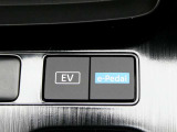 EVモードとe-Pedal の操作スイッチ。ワンタッチで静粛性の高いEV走行へ切り替えられるほか、ワンペダルの快適な加減速操作を即座にON/OFF設定できます。