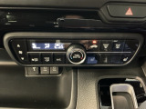 オートエアコンで、毎日のドライブを快適に。温度、風量を自動で調整し、理想的な車内環境を提供します。