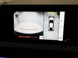 パノラミックビューモニターを装備。駐車場や交差点でクルマを真上から見るように周囲を確認できます。機能の詳細は販売店スタッフまでおたずねください。
