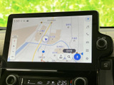 見やすい地図表示で、目的地へのナビゲーションをサポート。スムーズな運転をサポートし、初めての場所でも安心です。周辺情報も充実しています。