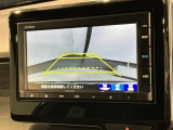 リバースギアに入れるだけで後方の表示へ切り替わります。夜間や雨の日の駐車も楽になりますよ。