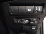 ETC2.0装備です。これまでのETC車載器の通信機能をアップさせた(専用狭域通信)全国の高速道路等に設置されている「ITSスポット」という通信用アンテナとの間で、高速・大容量の相互通信を自動的に行います。