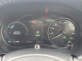 速度計や走行情報がまとまって表示され、運転中に必要な情報を確認しやすい配置です。中央の表示部では時刻や外気温、シフト位置なども把握できます。