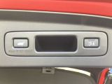 ハンズフリー機能付きパワーテールゲートで、重い荷物を持っていても足をかざすだけで開閉可能。予約クローズ機能により、離れると自動で閉まるため、積み込み後もスムーズに移動できます。