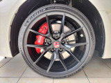 19インチ専用アルミホイールです。ブレーキはBrembo社製の大径ディスクブレーキで安心です