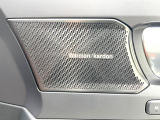 【harman kardon】ハーマンカードンのHi-Fiスペシャリストと共に、モデル別に開発・設計された専用チューニングが臨場感溢れる音響空間を実現しています。