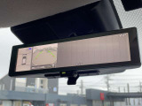 車両後方のカメラ映像を映し出し、車内の状況や、天候などに影響されずいつでもクリアな後方視界が得られるインテリジェントル-ムミラ-が装備されております。