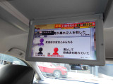 後席モニターです。ロングドライブや渋滞でもテレビやDVDにブルーレイなどが楽しめるので退屈しませんよ。