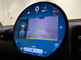 駐車をスマートにサポート。バックカメラ&前後障害物センサーを装備。