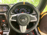 メーターを正面に見渡せる位置にまとまり、運転中も表示内容を確認しやすい配置です。ステアリング上には複数のスイッチが備わり、手元で機能を扱える構成。視認性と使い勝手に配慮されています。