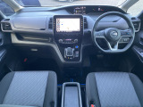 【運転席周り】広くて使い勝手の良いインテリア