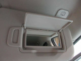 運転席側と助手席側にバニティミラーついていますちょっとした身だしなみが確認できます。