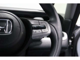 Hondaセンシングの機能のひとつ、アダプティブクルーズコントロール付!アクセルから足を離しても設定したスピードと前車との車間を保ち走行してくれます!車線維持もアシスト☆高速道路で疲労軽減ですね☆