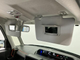 【サンバイザー】車内で身だしなみを整えるためのバニティミラーがセット。お化粧直しや髪型のチェックに活用できます。