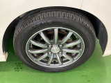 純正アルミホイールです。足元が引き立つので、車全体のイメージがアップしますよ!