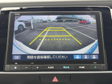 車両後方の様子を画面で確認でき、駐車時の周囲確認をサポートします。目安となるガイド線も表示されるため、駐車スペースへの後退時に距離感をつかむ際に役立ちます。