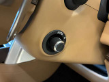 【電動調整ステアリングコラム】電動でステアリングの位置を微調整できます。またシートメモリと組み合わせることでハンドル位置も記録することができます。