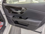 パワーウィンドウのスイッチですよ。運転席に居ながら窓を開け閉めのコントロールできます。